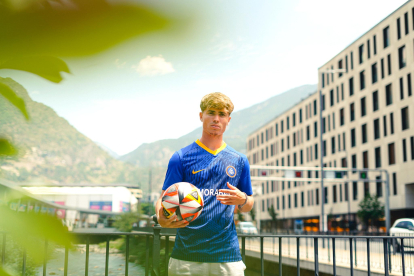 L’extrem mallorquí, nou fitxatge de l’FC Andorra, en un moment de l’acte de presentació.