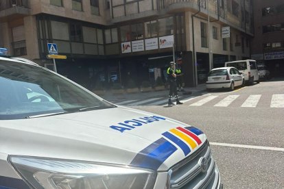 Un cotxe de policia a l'avinguda