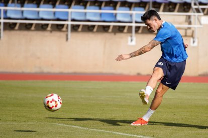 Lautaro fa un xut a porta durant l’entrenament de l’equip, ahir al Comunal.