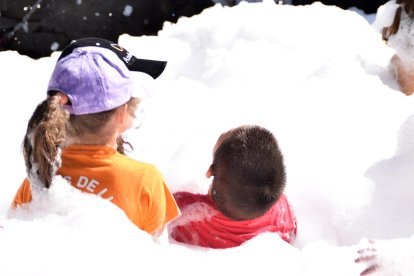 Alguns dels participants jugant amb l'escuma.