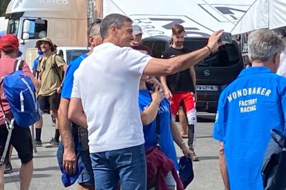 Pedro Sánchez fent-se fotos amb els asistents