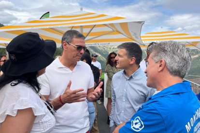 Pedro Sánchez amb la cònsol major, Eva Sansa, i el cònsol menor, Roger Fité, de la Massana als mundials de BTT