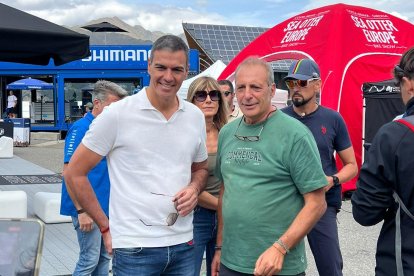 El president espanyol es fa una foto a la Caubella.