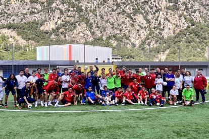 Participants amb els jugadors de la selecció.