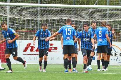 Els jugadors escaldencs celebren un gol.