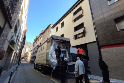 Els operaris descarregant els mobles per als pisos de Roureda de Sansa