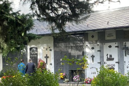 Una família al cementiri vell d’Andorra la Vella, ahir.