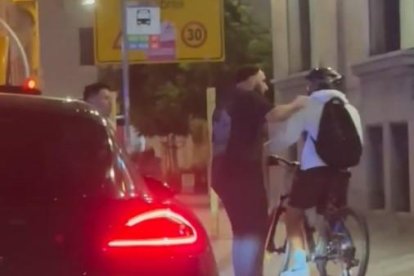 Un conductor andorrà discuteix amb un ciclista