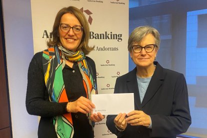 Esther Puigcercós i Anna Maria Villas en l'acte de lliurament dels 6.000 euros