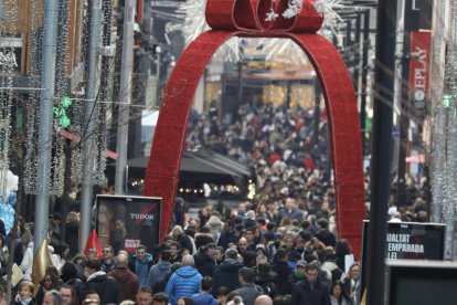 L'eix comercial en una jornada de gran afluència