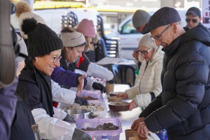 Alguns dels assistents a la tradicional escudella del Pas