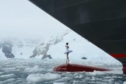 Ballant sobre gel a l'Antàrtida