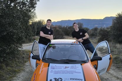 Els dos conductors al cotxe.