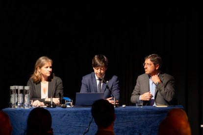 El cònsol major, Sergi Gonzalez, amb Ignacio Alcalde i Gracia Cid, que assessoren el comú sobre el pla d'urbanisme