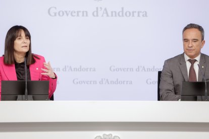 La ministra Mònica Bonell i el secretari d’Estat, Alain Cabanes, ahir a l’edifici administratiu.