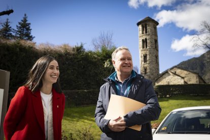 La cònsol menor, Olalla Losada, i el cap d'àrea de Cultura, Jan cartes, a la presentació de l'arc patrimonial de Santa Coloma