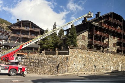 Els bombers actuant a l'incendi amb el camió escala