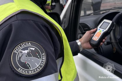 Un agent de policia fa un control d'alcoholèmia a un conductor