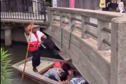 Curiosa manera de travessar el pont al Japó