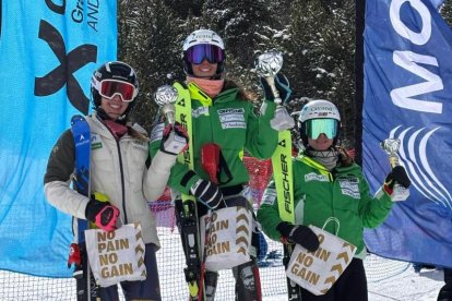 El podi femení, amb Mijares primera i Medina tercera.