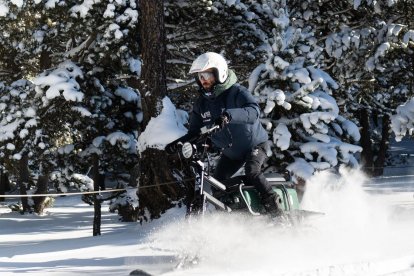 Un turista practicant una activitat de neu a Naturland.