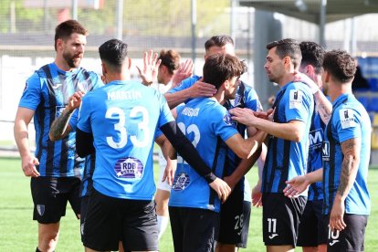 Els jugadors de l’Inter Escaldes celebren un dels gols.