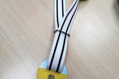 El collar amb GPS pel bestiar entregat als ramaders per part del Govern.