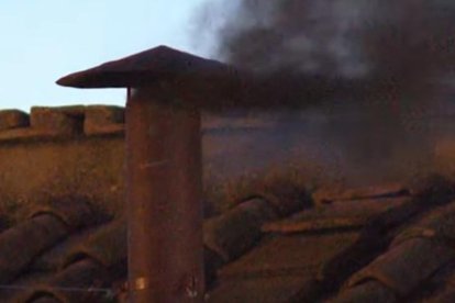 Fumata negra a la primera votació per escollir el Papa