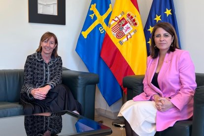 Eva Descarrega i Adriana Lastra durant la trobada