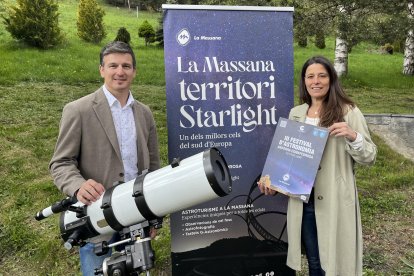 El cònsol menor de la Massana, Roger Fité, i la cap de Turisme, Emma Jiménez, en la presentació de la tercera edició del Festival d'Astronomia Andorra Comapedrosa.
