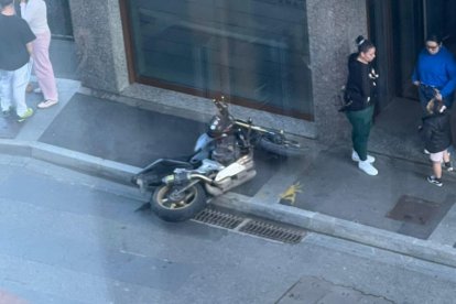 La motocicleta al lloc de l'accident