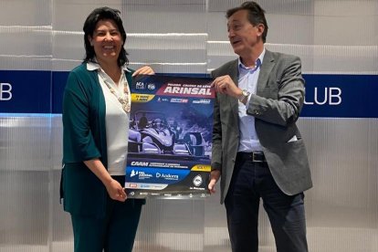 La cònsol major de la Massana, Eva Sansa, amb el president d'ACA Club, Enric Tarrado, sostinguen el cartell de la prova.