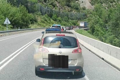 Vehicles aturats a la N-145 a causa de les obres.