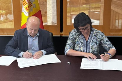 Josep Maria Mas, president de la Cambra de Comerç, i Eva Sansa, cònsol major, durant la signatura de l'acord.