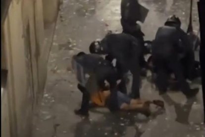Veïns expulsen okupes del barri gòtic