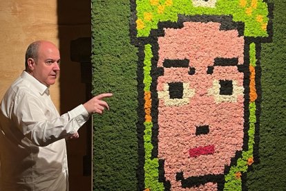 L'artista Pere Moles amb l'obra de la Mare de Déu de Meritxell.