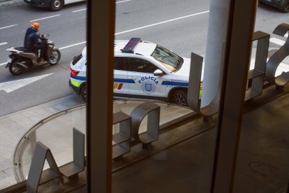 Un vehicle policial porta l’acusat a la Seu de la Justícia.