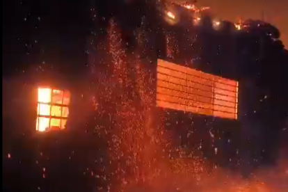 Les flames cremen un poble de Castella i Lleó.