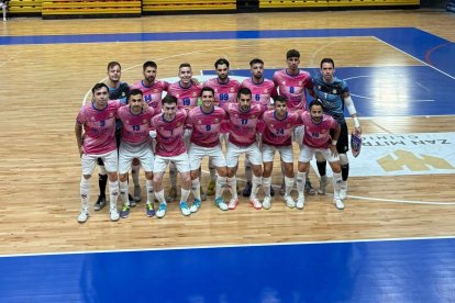 Els encampadans abans del partit.