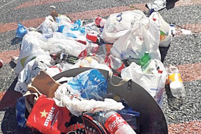 Ampolles després d’un botellot.