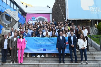 Les autoritats amb els joves participants al Fòrum transpirinenc a Canillo.
