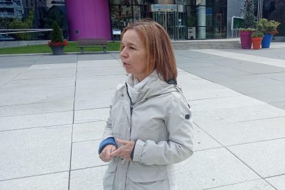 La consellera del grup Avancem, Marta Pujol, davant del comú d'Encamp.