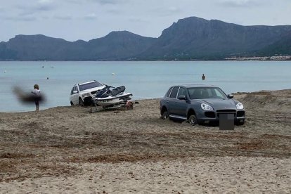 El vehicle andorrà encallat, la moto nàutica i el segon vehicle també encallat a la platja a Mallorca