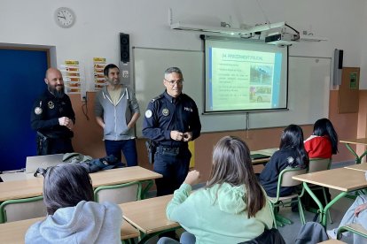 Una parella de policies en una aula durant una xerrada.