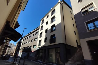 L'edifici reformat al carrer Roureda de Sansa per habilitar 14 pisos de lloguer assequible