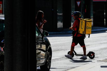 Repartidor de Glovo amb patinet.