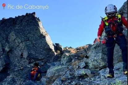 L'excursionista lesionat amb un bomber del grup de rescat de muntanya.