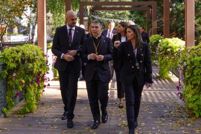 Serrano i els cònsols, durant la visita.