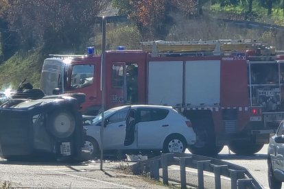 Els dos vehicles implicats en l'accident a Coll de Nargó, juntament amb un camió de bombers desplaçat al lloc dels fets.