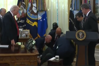Una persona es desmaia al Despatx Oval mentre Trump fa un anunci.